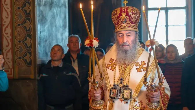 Митрополита УПЦ МП Онуфрія позбавили українського громадянства