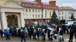 Довжелезна черга: у соборі Святої Трійці в Луцьку освячують воду на Водохреще (фото)