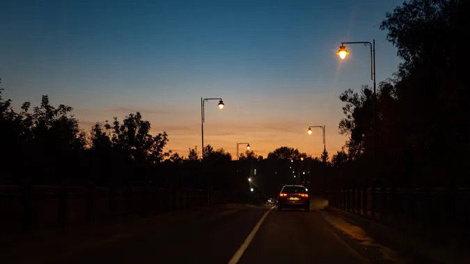 Вечірній Луцьк з вікна авто (фото)