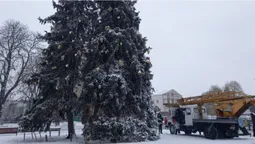 Під луцькими ялинками починають монтувати різдвяне містечко (фото)