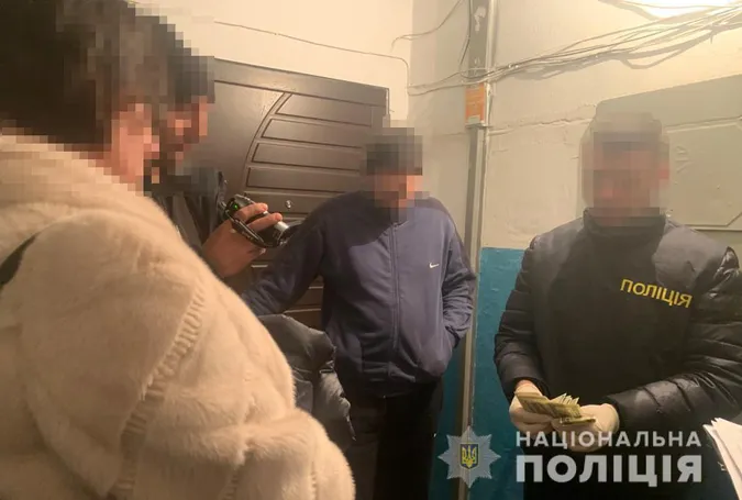 Півтори тисячі доларів за конкурс на перевезення: посадовицю Волинської ОДА затримали на хабарі