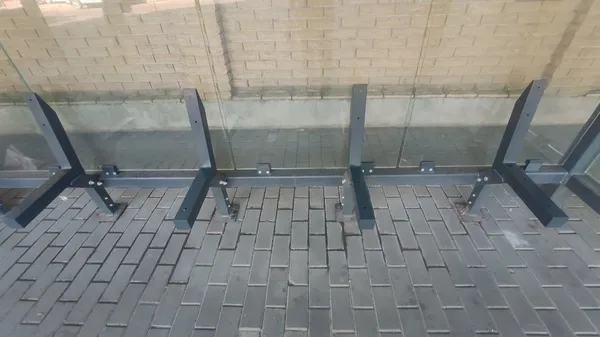 У Луцьку із зупинок громадського транспорту зникли лавки (відео)