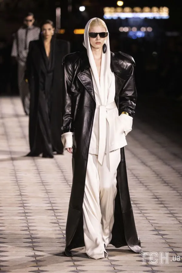 Шкіряні тренчі, косухи та довгі «голі» сукні: Дім Saint Laurent презентував колекцію весна-літо 2023