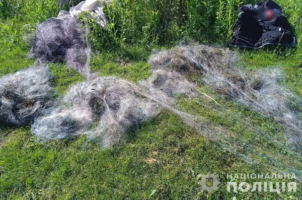 Сітками з човна: у Луцькому районі браконьєр наловив риби на 200 тисяч гривень (фото)