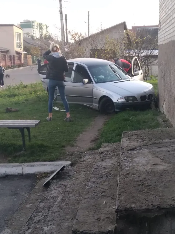 П’яний, як чіп: відомі деталі ДТП у Луцьку, де BMW зрізалося у будинок