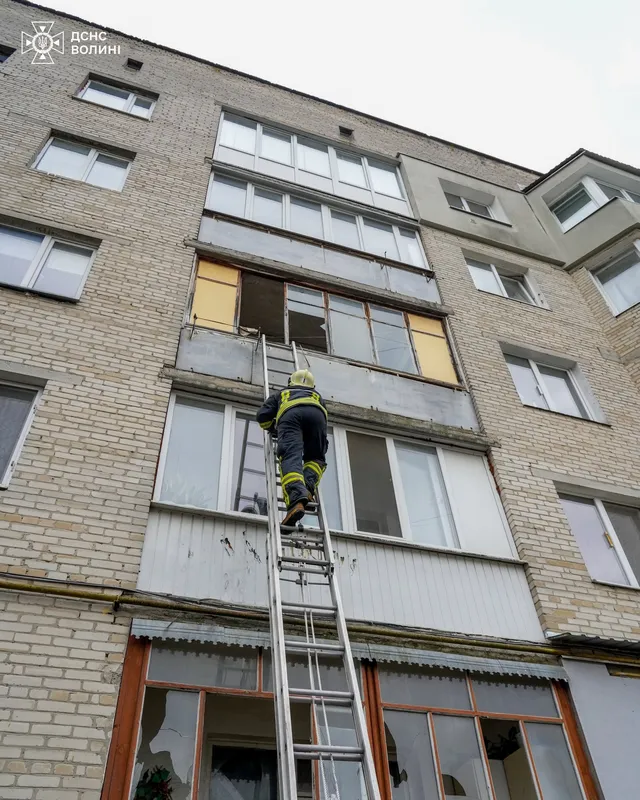 Стареньку хвору лучанку заблокувало у квартирі: її рятували через вікно (фото)