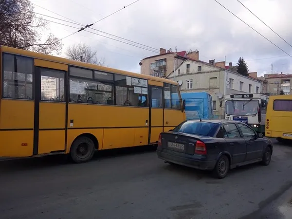Аварія у Луцьку: не розминулися бус і маршрутка (фото)