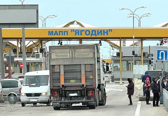 На Волині перевірили поліцейських, які контролюють митні пости 