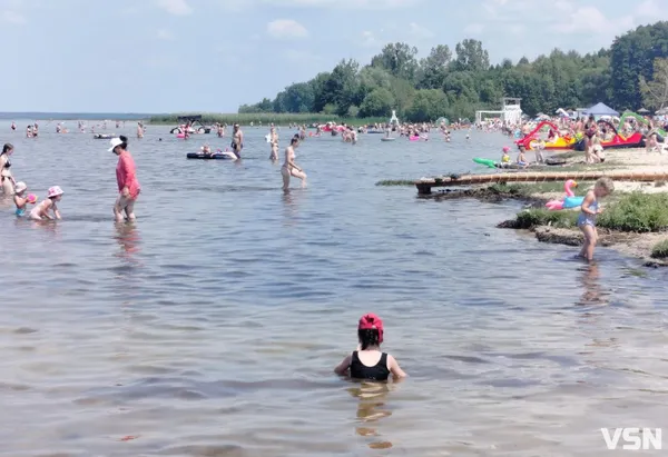 Елітні авто, пончики і ТЦК: на Світязі – ніде яблуку впасти (фото)