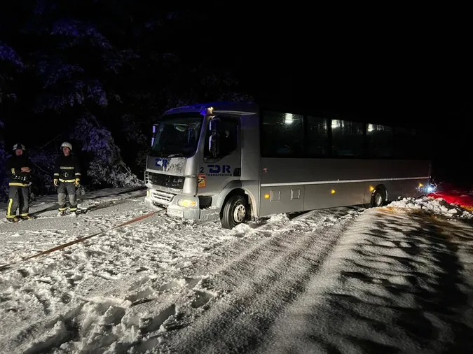 Повалені дерева, автобуси у кучугурах: вночі на Волині вирувала негода (фото)