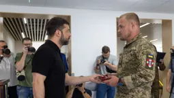 Зеленський вручив ордени трьом медикам волинської бригади (фото)