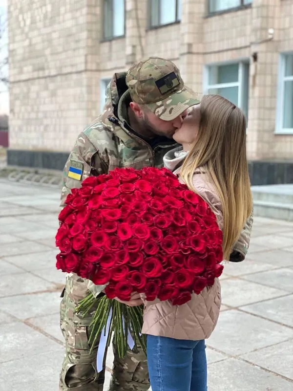 Приїхав на бронеавтомобілі: прикордонник освідчився своїй коханій (фото, відео)