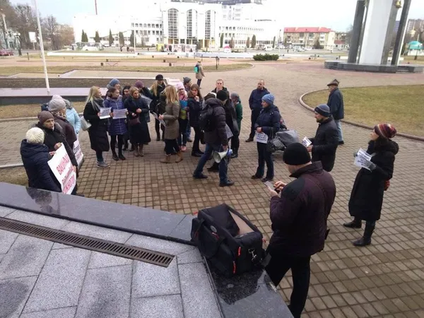 «Не проти вакцинації – проти дискримінації»: у Луцьку протестують батьки (фото, оновлюється)