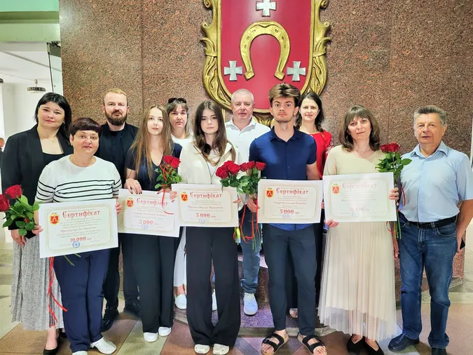 Троє учнів із Ковеля отримали максимальні 400 балів на НМТ: їх нагородили грошовими сертифікатами (фото)