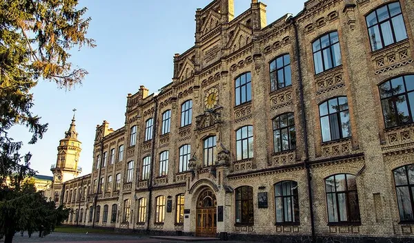 ТОП-12 найкрасивіших університетів України (фото)