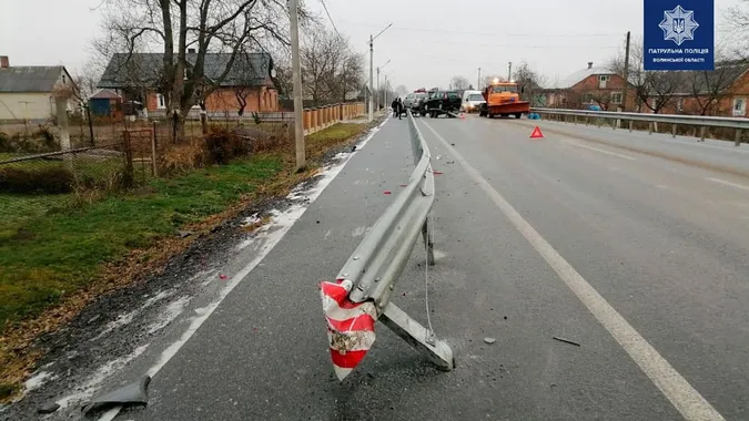 У Звірові – вантажівка, в Луцьку – бус: автівки занесло на дорозі