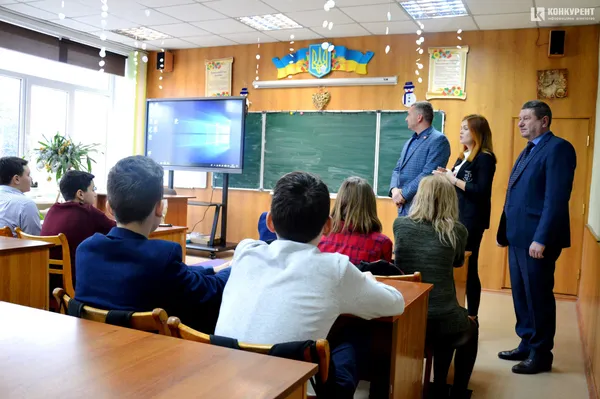 MultiBoard у подарунок: дві луцькі гімназії отримали від депутата інтерактивні панелі (фото)