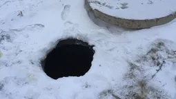 У Луцьку школяр хотів прогуляти уроки в каналізаційному люку (відео)