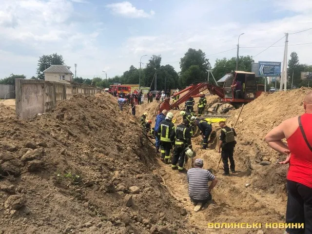 Обвалилася траншея: у Луцьку двох людей засипало землею (фото, відео)