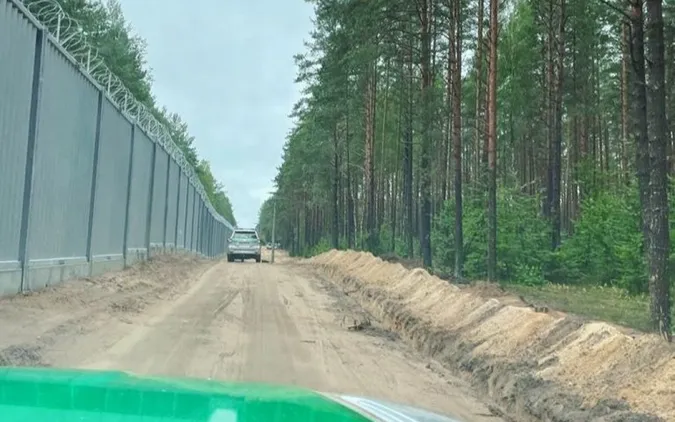 Польща добудувала стіну на кордоні з Білоруссю
