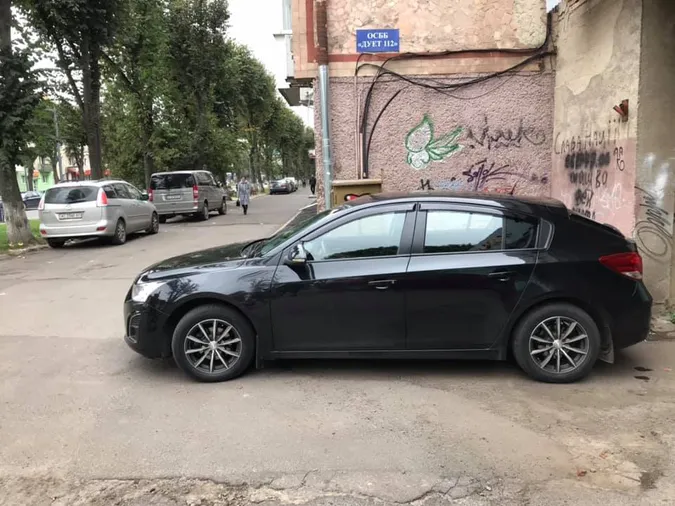 Вандали пошкодили автомобіль лучанина, поки він відійшов на 10 хвилин