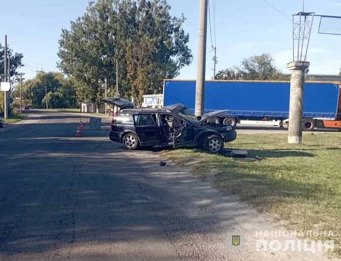 Занесло: під Луцьком Volvo зіткнулося з електроопорою (фото)