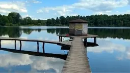 У центрі озера – альтанка та пірс вздовж берега: на Волині – дивовижна водойма (відео)