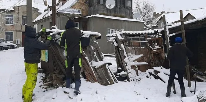 Луцькі муніципали порозвалювали сараї у Старому місті (фото, відео)