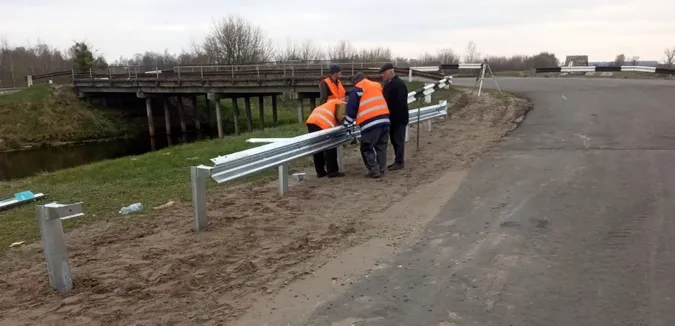 У Ковельському районі вздовж дороги змонтували бар’єрне огородження (фото)