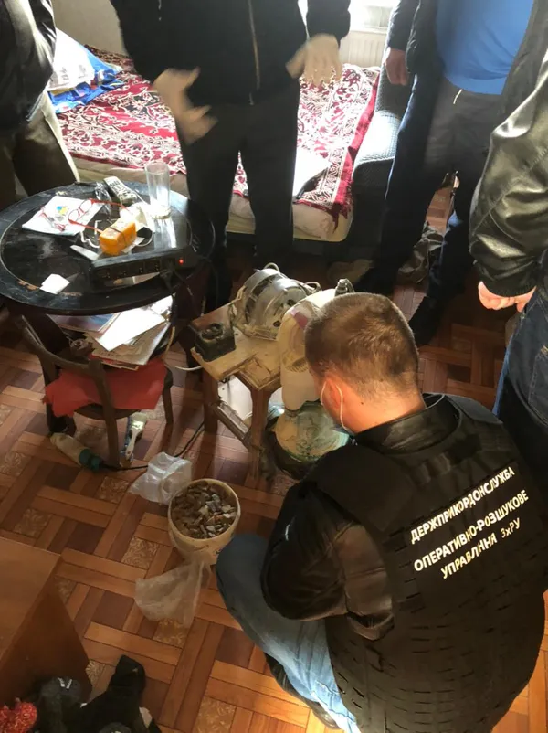 На Волині й Рівненщині «накрили» майстерні з обробки бурштину (фото)