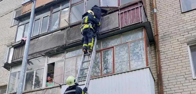 Луцькі рятувальники зняли чоловіка з балкону третього поверху (фото)