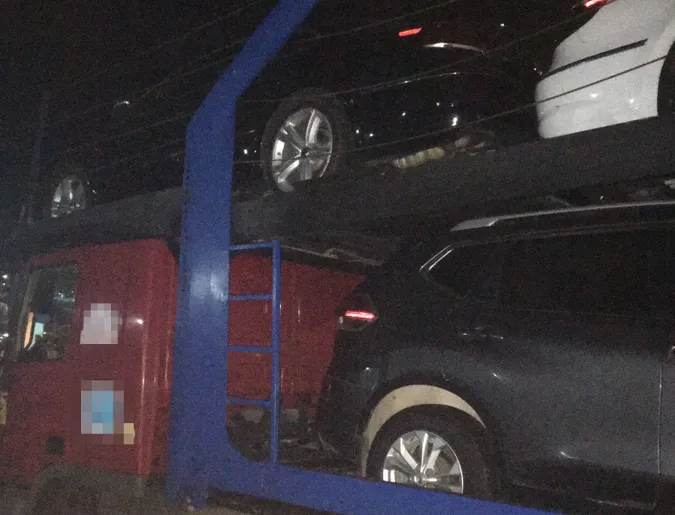 Через «Доманове» автовоз віз «фольксвагени» з контрабандою (фото, відео)