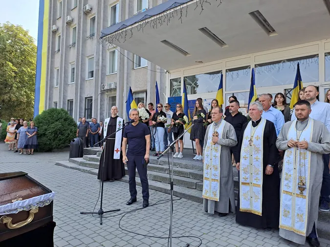 Лишилося двоє синів: у Ковелі попрощалися з матросом Володимиром Гузем (фото)