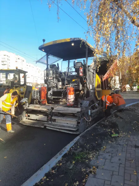 Навпроти РАЦС у Луцьку поклали верхній шар асфальту (фото, відео)