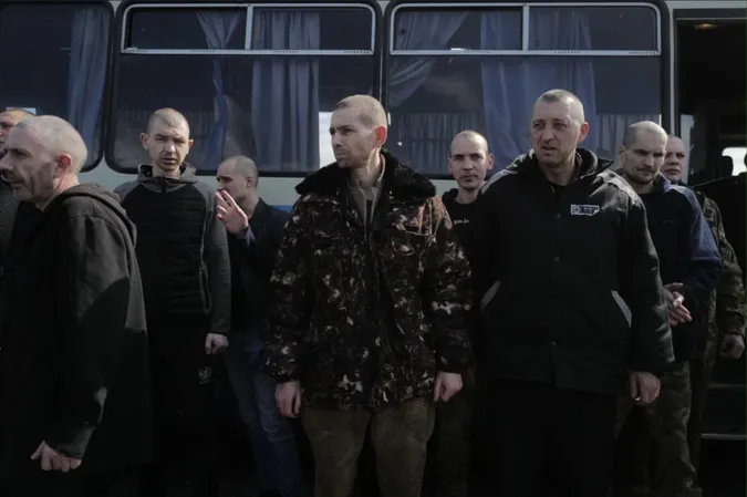 Щем і сльози: у мережі показали зворушливі кадри з обміну полонених (фото)