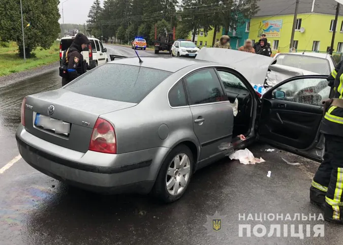 На Волині «лоб у лоб» зіткнулися Lanos і VW – троє людей у лікарні (фото, відео)