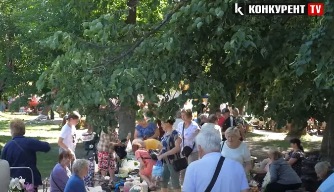 На луцькому ринку – довжелезні черги: по що біжать люди (відео)