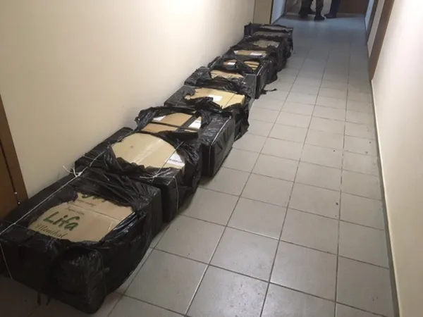 На Волині затримали джип з 20 ящиками контрабандних сигарет (фото, відео)