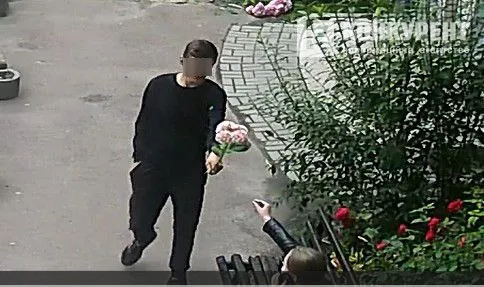 Матюкався і погрожував: агресивний підліток обчистив клумби біля луцького будинку (фото, відео)