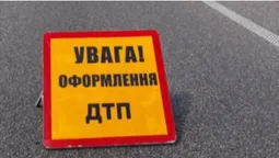 На Волині вантажівка в'їхала в легковик: водія затиснуло в салоні (фото)