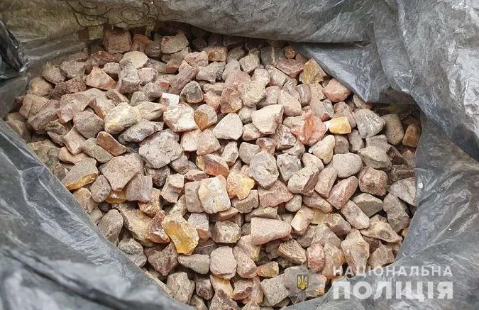 На Волині судитимуть 28-річного чоловіка, в якого знайшли бурштин