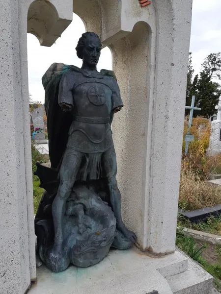 «Роздягнули» та повідривали руки: у Володимирі вандали сплюндрували пам'ятники (відео, фото)