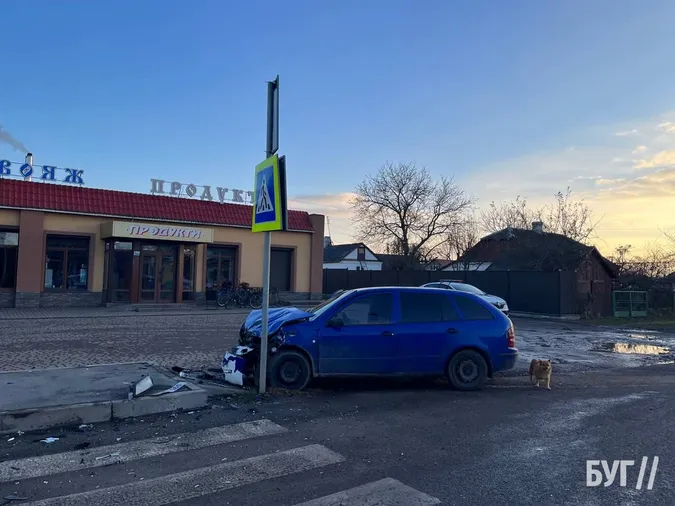 Водійку забрала «швидка»: під Володимиром зіткнулися Opel та Skoda (фото)