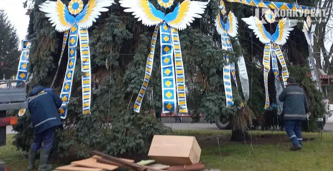 У центрі Луцька «роздягають» святкові ялинки (фото)