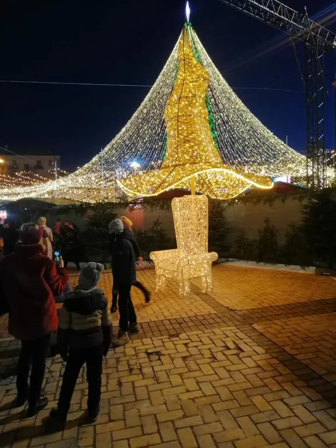 Вже окремо від ялинки: скандальний капелюх повернули на Софіївську площу