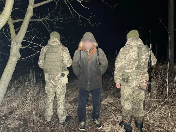 На кордоні зі Словаччиною зловили ухилянта з Волині і 13 його «колег» (фото)