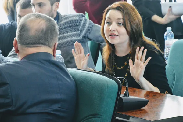 Алла Надточій тим часом спершу «виливала злість» на Григорія Пустовіта. Потім – на Андрія Козюру. «Вас купили, так і скажіть», – казала вона до Козюри
