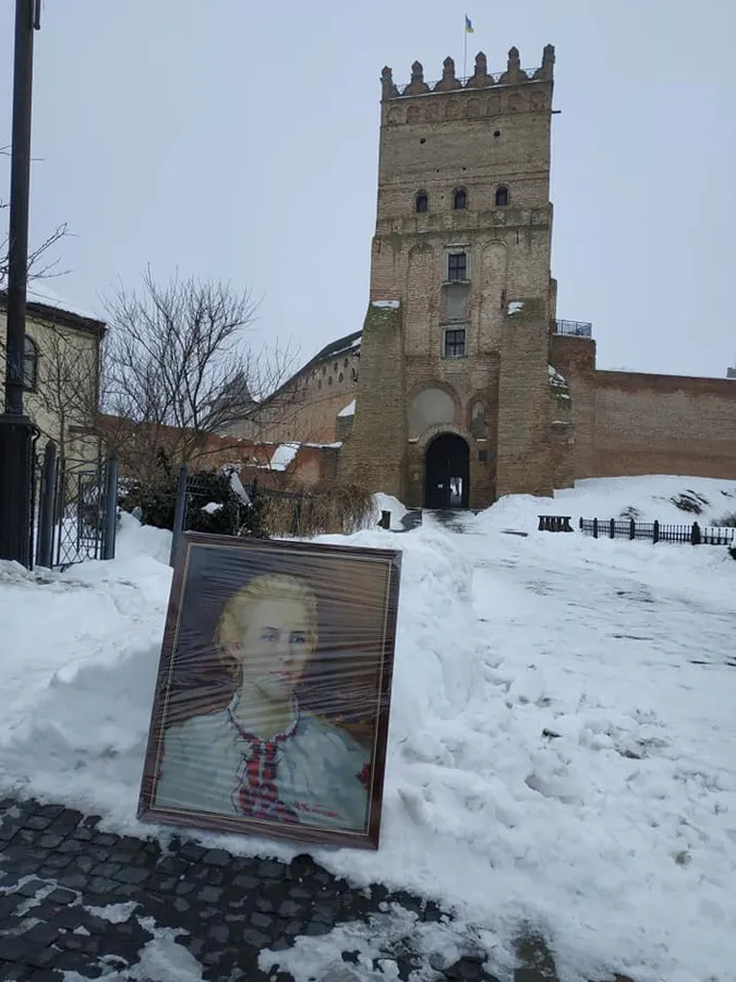 У Луцьку портрет Лесі Українки мандрує стежками, де ходила письменниця в дитинстві (фото)