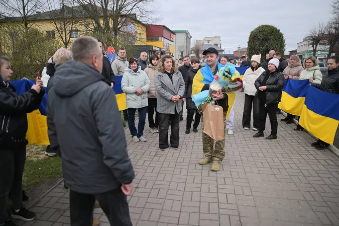 На рідну землю після полону повернувся волинянин Василь Луцик (фото)
