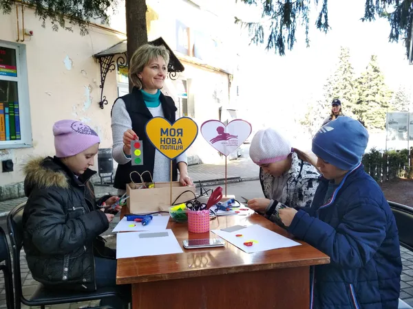Патрульні у центрі Луцька розповідають дітям про безпечний Великдень (фото)